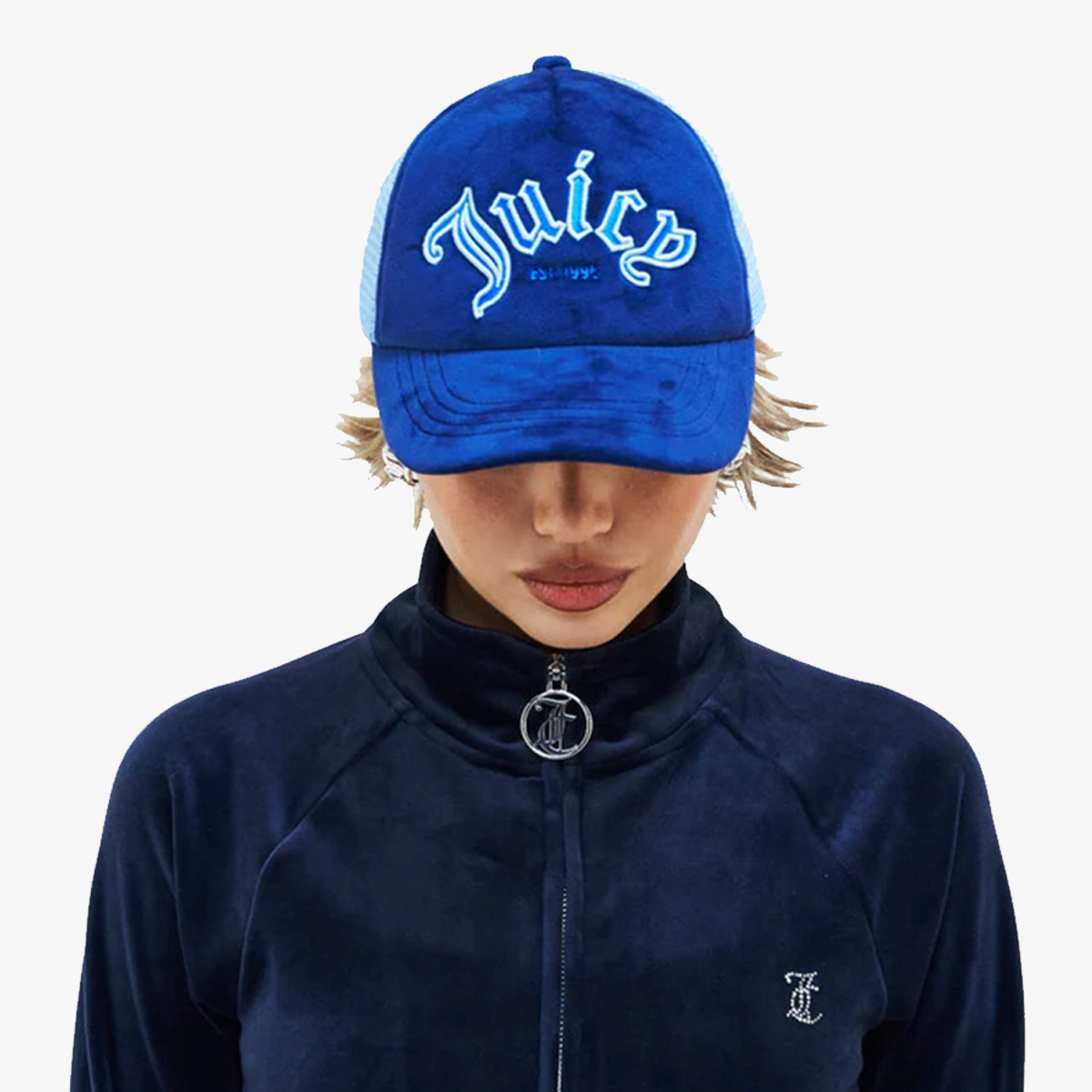 JUICY COUTURE Sapca BUZENVAL RAISED EMBROIDERY VELOUR TRUCKER HAT 