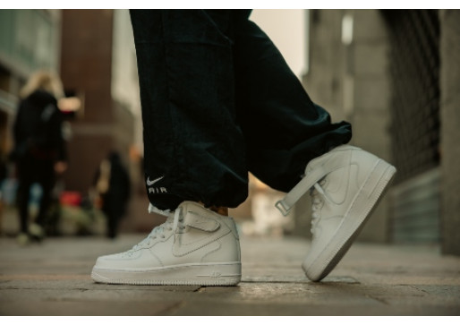 Pasind pe nori: Călătoria Mea cu Nike Air Force 1 Mid “Triple White”