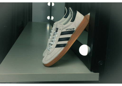 Indiferent unde mă poartă ziua, sunt mereu pregătită — adidas Handball Spezial