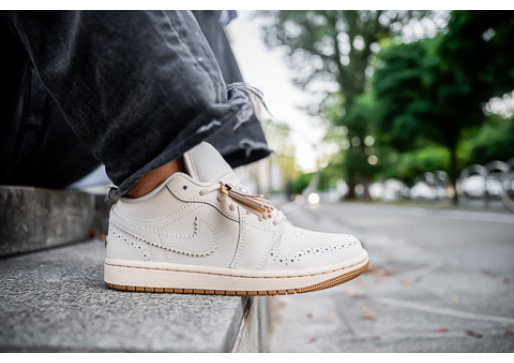 Un oraș. O pereche. Jordan 1 Low.