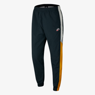 NIKE Pantaloni de trening M NSW HE WR PANT WVN SIGNATURE 