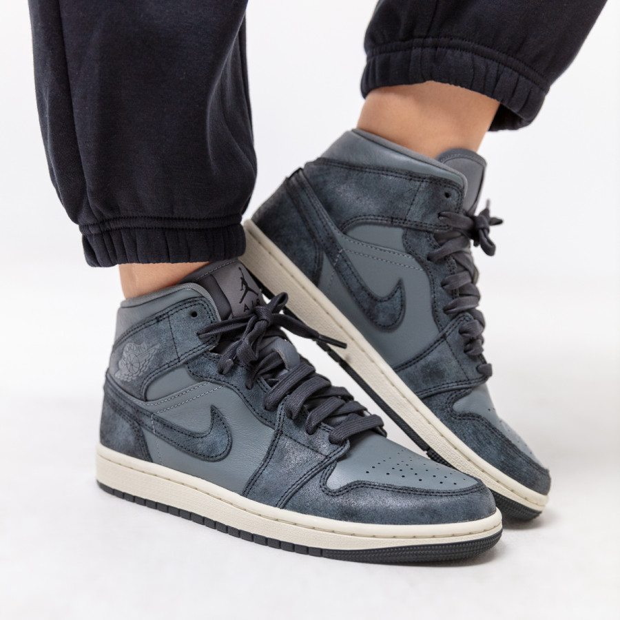 NIKE Pantofi Sport WMNS AIR JORDAN 1 MID SE 
