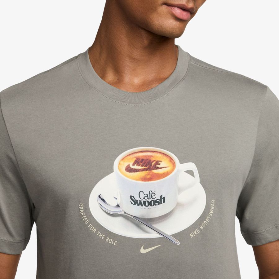 NIKE Tricouri U NSW TEE STD CAFE SWOOSH MUG 